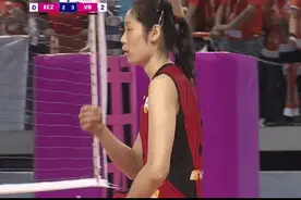 体坛女汉子露肉：朱婷与郎导比拼肌肉，女足腹肌太亮眼，国足心理阴影面积又扩大了图片