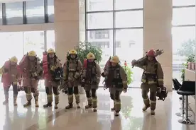 负重100斤，爬20层是什么体验？这段视频火了图片