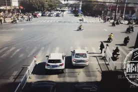 男子竟然“玩”红绿灯，交通大瘫痪图片