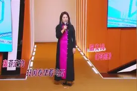 吴昕妈妈东北话朗诵《海燕》，一本正经引全场笑疯，网友喊话：丈母娘快出道吧图片