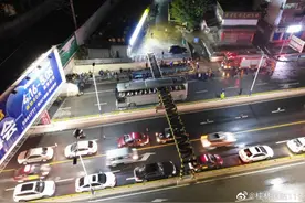 桂林一旅游大巴撞上限高架车顶被削，致1死6伤！原因正调查图片