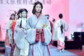 成都百名汉服模特秀场竞技 演绎传统服饰之美图片