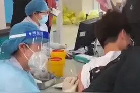 打疫苗时男生把脸埋在同学怀里，网友调侃：像小鸡崽埋在妈妈肚子里图片