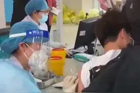 打疫苗时男生把脸埋在同学怀里，网友调侃：像小鸡崽埋在妈妈肚子里图片