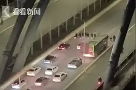 警方通报“多人并排压马路”司机：真是不要命图片