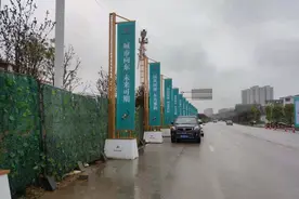 红网调查｜市民投诉：开发商“抢占”人行道，行人无路可走图片