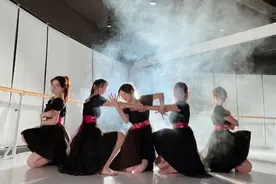朋友圈就是舞台！杭州姑娘迷上女团舞，真的能解压吗？图片