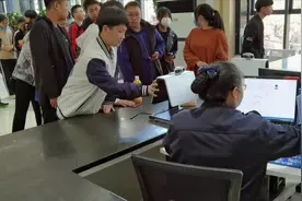 中小学生集中办身份证，济宁公安民警周末加班开通“绿色通道”图片