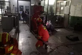 怀化小女孩安检机旁扫地被传送带“吃手”，妈妈急哭了：我女儿的手不会断掉吧？图片