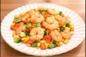 青瓜玉米胡萝卜炒虾仁最过瘾的吃法，做一次都不够吃图片