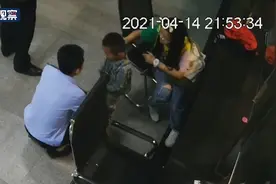 大孩子带小孩子报警 教科书式做法获称赞图片