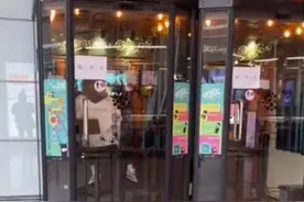 华晨宇机场包厢唱K被拍 尴尬回复：说好的隔音呢？图片