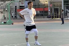 李现现身北电操场打篮球 白色短T似阳光男孩图片
