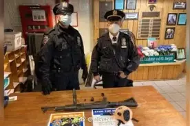 美国18岁少年携带AK47在时代广场 被纽约警方逮捕图片