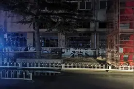 直击｜火已被扑灭！北京798艺术区里一楼发生火灾视频封面