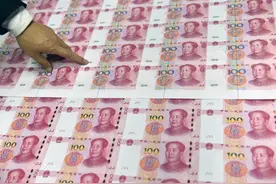 杭州女子随身携带10万元人民币，全是崭新的！真相让人后背发凉图片