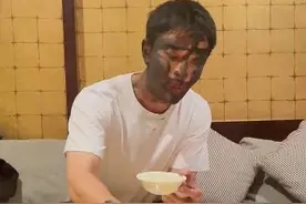 到底发生了啥？贾乃亮脸上涂满黑泥 狼狈大口吃饭图片