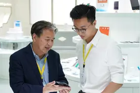 香港父子双双来大湾区发展，创立全球最大玻璃面板生产企业视频封面