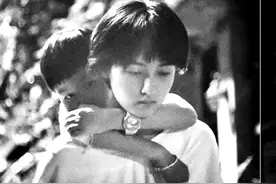 24岁的姐姐必须“抚养”6岁的弟弟？图片