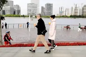 郎朗娇妻吉娜与父亲散步被拍，身穿羽绒服包裹严实图片