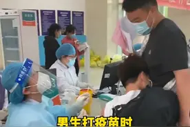 搞笑又可爱！大学男生打疫苗，把脸紧紧埋同学怀里图片