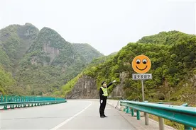高速路上开车太累？“笑脸”提醒牌来“解闷”图片