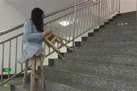 四川“凳子姑娘”：以凳为杖 保送读研图片