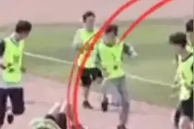 男生体育中考时看同学摔倒转身扶起：就一次机会对谁都重要视频封面