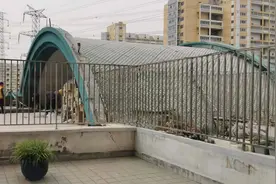 底商房顶装水罐，一个6吨一共6个！丰台这楼的居民好担心图片