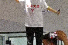 女车主站车顶维权，大喊“刹车失灵”！警方通报来了图片