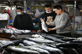 71秒丨黄渤海休渔期即将到来 海鲜市场上演争“鲅”战视频封面