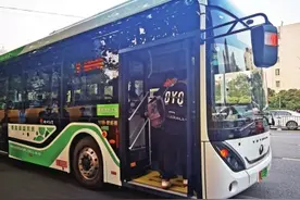 郑州公交把“老年卡”的提示音改为“你好”市民如何看待？图片