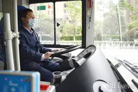 司机在公交车上放了一杯水，知道原因后，乘客默默为他们点赞图片