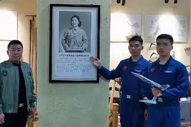 90后歼20飞行员在常香玉挂像前深情报告：我们永远都不会忘记您捐献的米格15图片