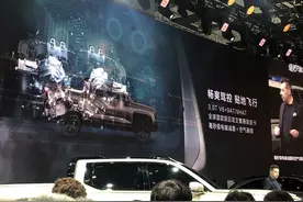 甄子丹亮相长城炮展台，与炮弹仔一起为长城炮代言图片
