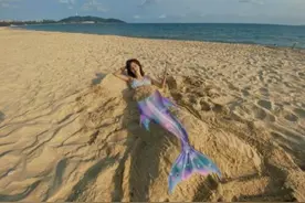 卢靖姗P鱼尾巴笑侃：一条悠闲晒太阳的“美人鱼”图片