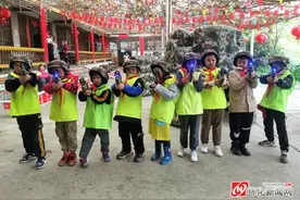 感受战斗精神 激发爱国热情 边城小记者体验真人CS实战图片