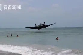 美二战老飞机因故障迫降海滩 擦着游客头顶落海图片