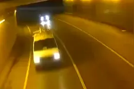 美国一辆汽车高速驶入隧道，撞上护栏后瞬间被大火吞噬图片