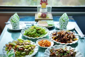 双层卧铺火车刷爆朋友圈：兼有家庭包房、KTV和酒吧图片