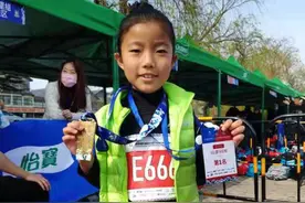 长满故事的7岁跑者——烟台市芝罘区小姑娘房鑫5公里马拉松夺冠的背后图片