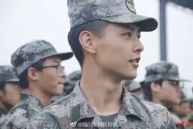 酷似宋仲基+李易峰+玄彬，24岁军训教官走红：自认颜值一般，梦想当飞行员图片