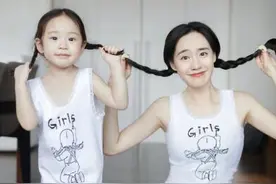 王智和女儿梳马尾辫嘟嘴卖萌 母女同框超有爱图片