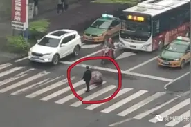 贵州天柱小伙为残疾女子“挡”车流，市民：看到眼泪都快流出来了图片