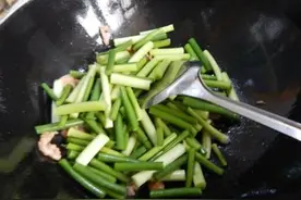 炒蒜苔多加这1步，脆嫩又爽口图片