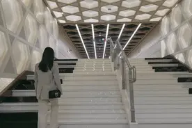 踩台阶弹曲子，成都地铁现钢琴阶梯