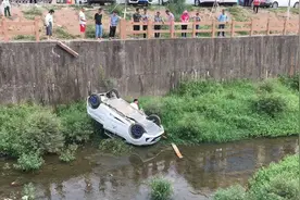 险！东莞一小车在河边玩“蹦极”？90度直接坠下图片