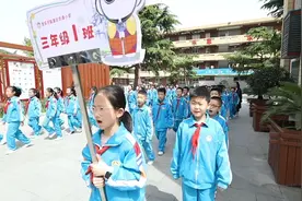 西安一小学放学时全校排队背唐诗，副校长：已坚持十多年视频封面