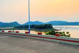 美！南宁露营水库，有森林大坝，清新的日系景色！图片