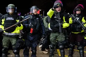 CNN亚裔记者报道抗议时被美警察摔倒在地 还被送往监狱搜身图片